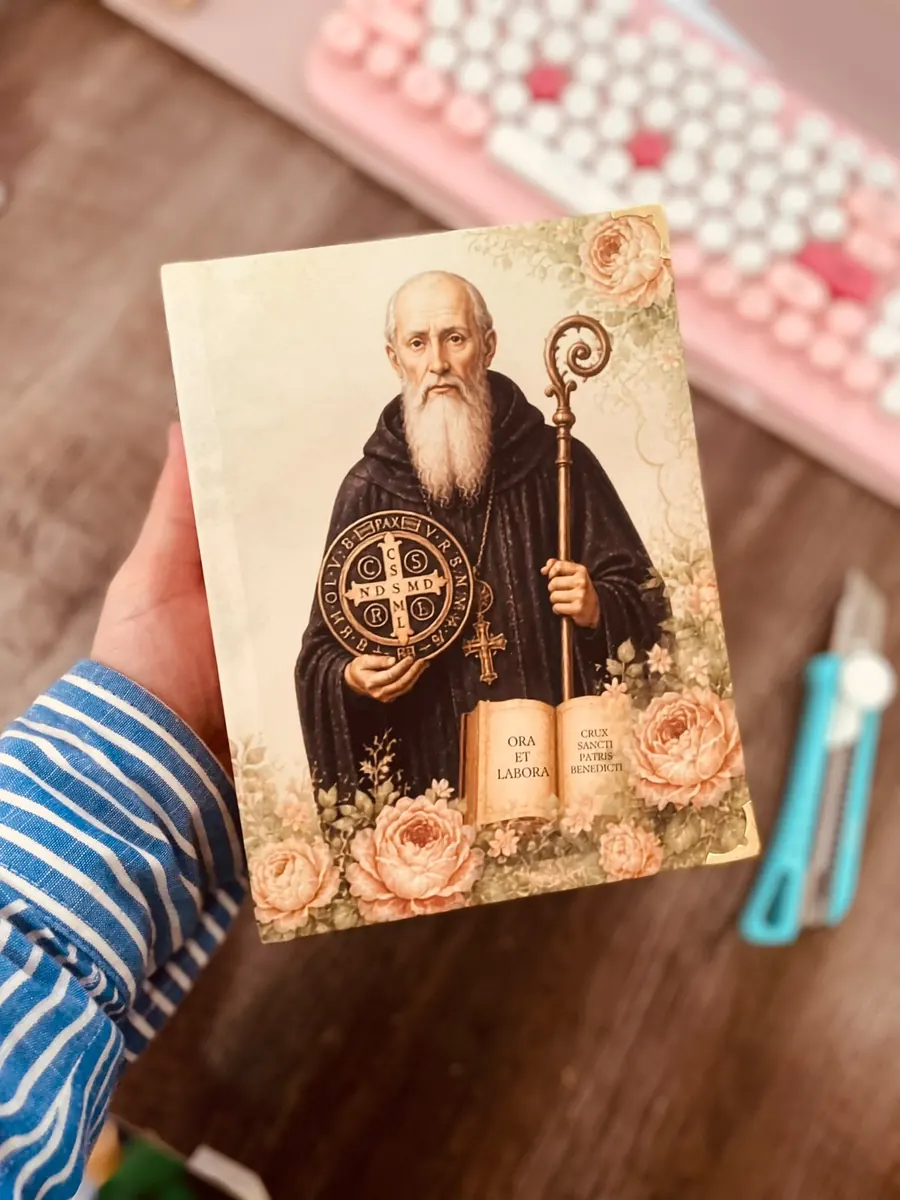 Bíblia com São Bento e rosas
